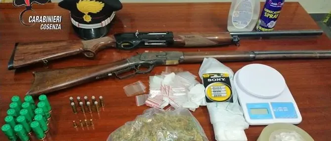 Cosenza, armi e droga nascoste in una palazzina del centro