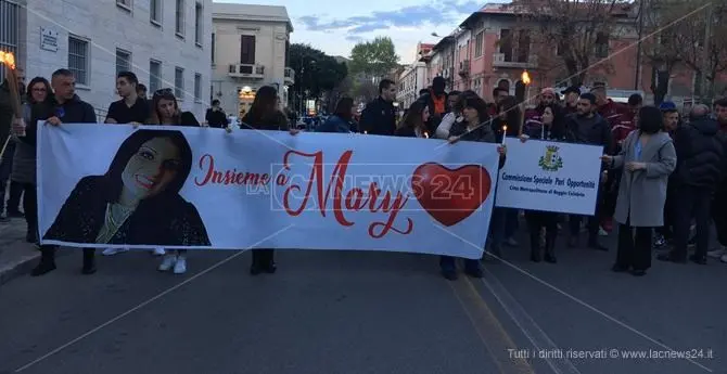 No alla violenza sulle donne, fiaccole accese per Maria Antonietta Rositani