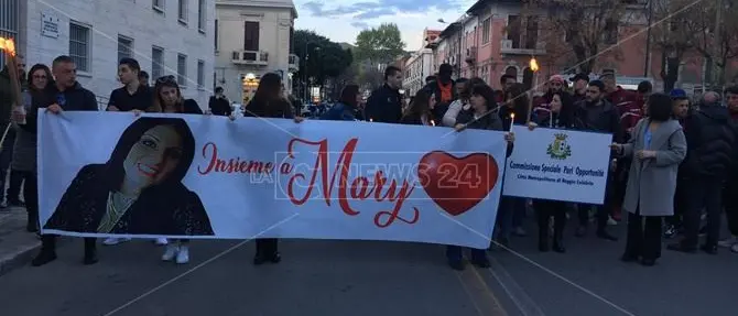 No alla violenza sulle donne, fiaccole accese per Maria Antonietta Rositani