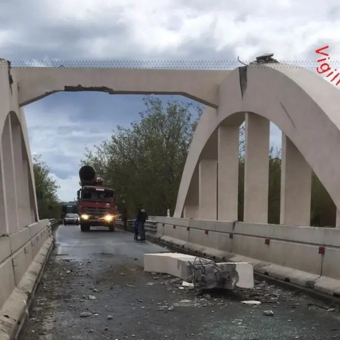 Camion impatta contro trave di un ponte, danni e traffico in tilt