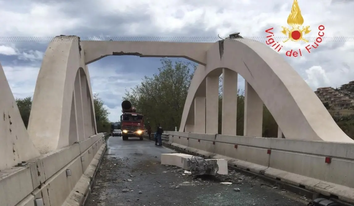 Camion impatta contro trave di un ponte, danni e traffico in tilt