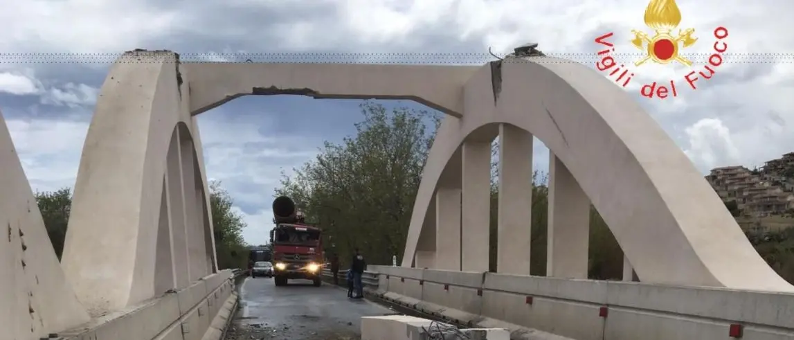 Camion impatta contro trave di un ponte, danni e traffico in tilt