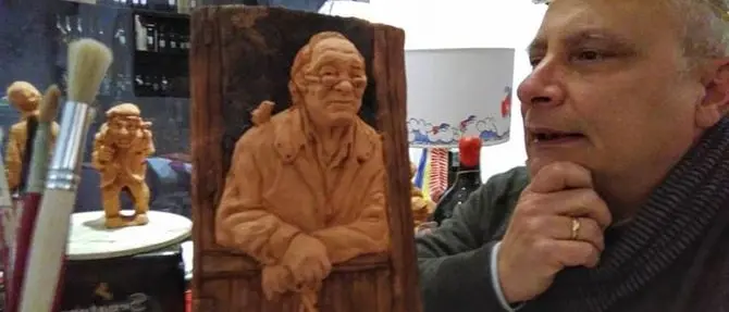 Un popolo di terracotta nella bottega dell'artista che riproduce i volti di Pizzo