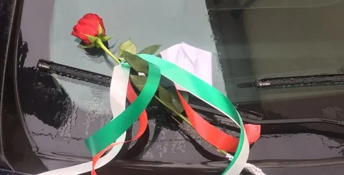 Vibo, una rosa su una gazzella dei carabinieri per solidarietà