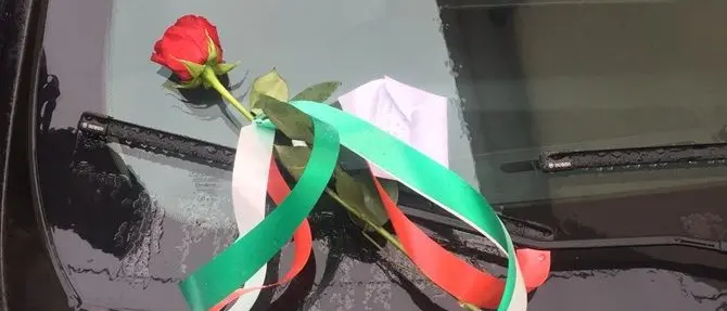 Vibo, una rosa su una gazzella dei carabinieri per solidarietà