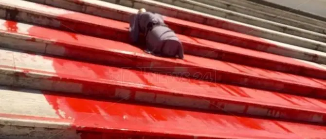 Manichino di donna e vernice rossa sulle scale del Consiglio regionale