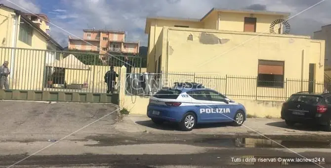 In fiamme un locale di Reggio, indagini in corso