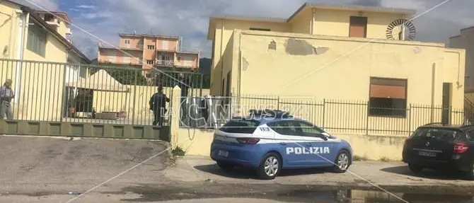 In fiamme un locale di Reggio, indagini in corso