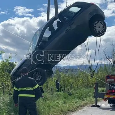 Auto sbanda e finisce vicino ai binari, ferite una donna e una bambina