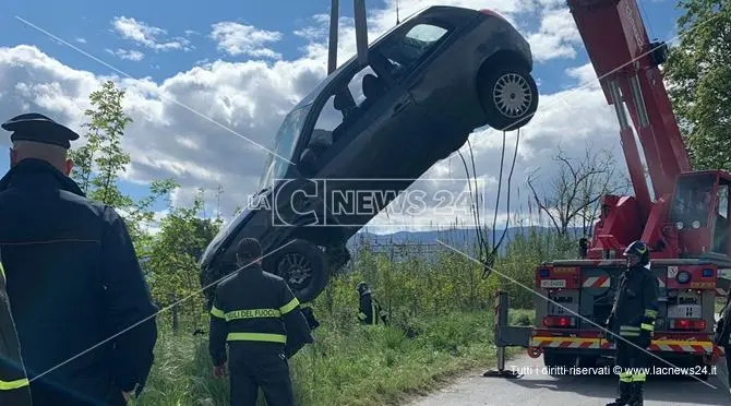 Auto sbanda e finisce vicino ai binari, ferite una donna e una bambina