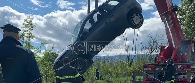 Auto sbanda e finisce vicino ai binari, ferite una donna e una bambina