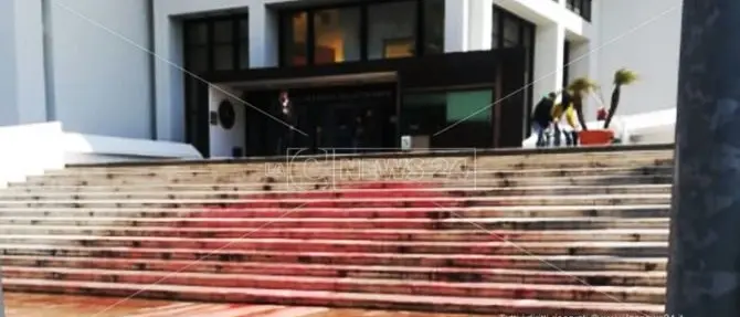 Il manichino senza testa al Consiglio “firmato” dalle femministe