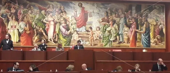 Il Consiglio boccia la preferenza di genere. Commedia bipartisan per affossare la legge