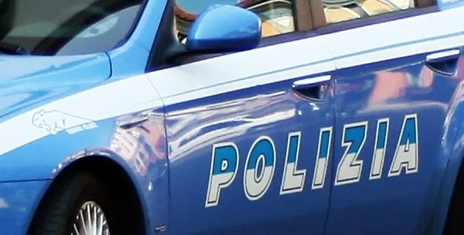 Strappano la collana d’oro al collo di un 60enne a Reggio, due arresti