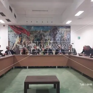 Regione, la maggioranza certifica il fallimento e si appella al “popolo”: «In piazza!»