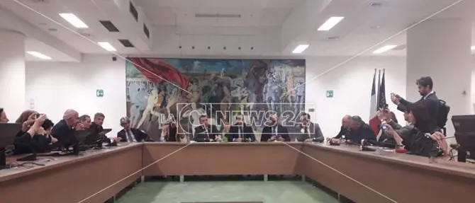 Regione, la maggioranza certifica il fallimento e si appella al “popolo”: «In piazza!»