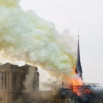 Parigi, in fiamme la cattedrale di Notre Dame: crolla la guglia