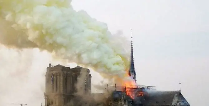 Parigi, in fiamme la cattedrale di Notre Dame: crolla la guglia