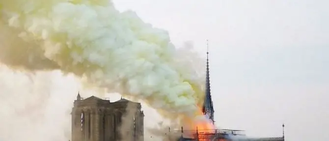 Parigi, in fiamme la cattedrale di Notre Dame: crolla la guglia