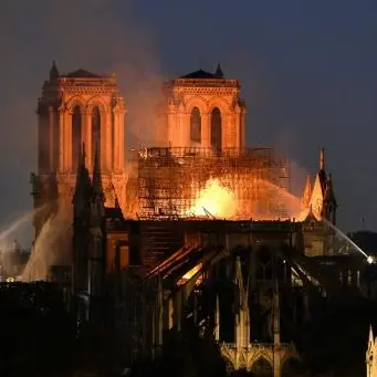 Notre Dame, cattedrale danneggiata ma salva. Parte la colletta per ricostruire