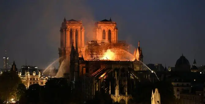 Notre Dame, cattedrale danneggiata ma salva. Parte la colletta per ricostruire