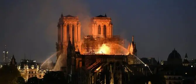 Notre Dame, cattedrale danneggiata ma salva. Parte la colletta per ricostruire