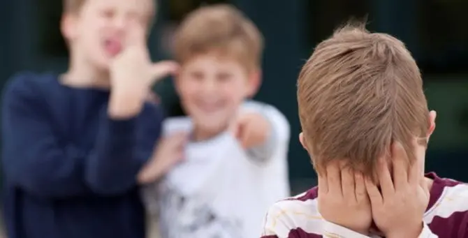 Bambino ebreo vittima dei bulli: «Riapriremo i forni di Auschwitz»