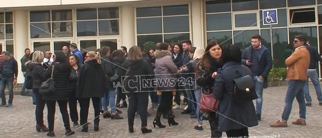 Vinci il concorso ma resti a casa: infermieri e operatori sanitari dicono basta