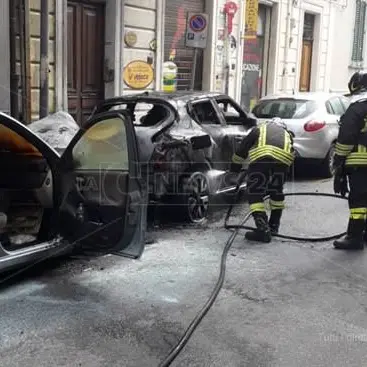 Panico a Reggio Calabria, in fiamme auto in pieno centro