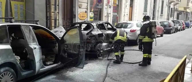 Panico a Reggio Calabria, in fiamme auto in pieno centro