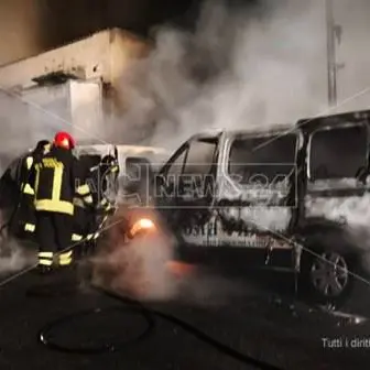 Incendio distrugge due pulmini e un fuoristrada a Villa San Giovanni
