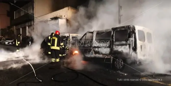 Incendio distrugge due pulmini e un fuoristrada a Villa San Giovanni