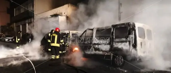 Incendio distrugge due pulmini e un fuoristrada a Villa San Giovanni