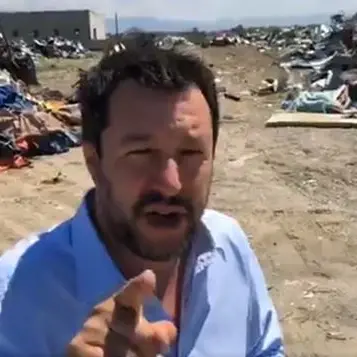 Migranti, Salvini a San Ferdinando: «Mai più tende, non si può vivere così»