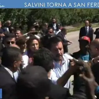 I migranti pazzi per Salvini: selfie, abbracci e strette di mano