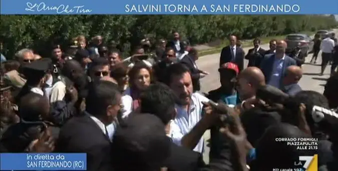 I migranti pazzi per Salvini: selfie, abbracci e strette di mano