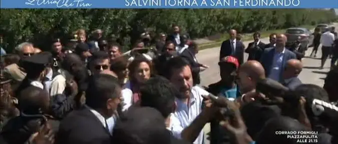 I migranti pazzi per Salvini: selfie, abbracci e strette di mano