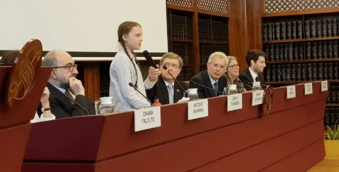 Greta in Senato sgrida i potenti: «Avete venduto il nostro futuro»