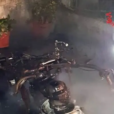 Incendio distrugge uno scooter nel quartiere marinaro di Catanzaro