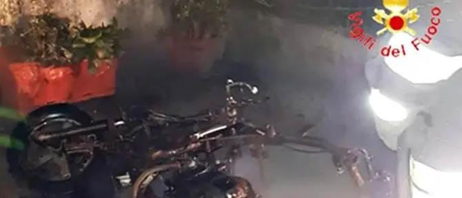 Incendio distrugge uno scooter nel quartiere marinaro di Catanzaro