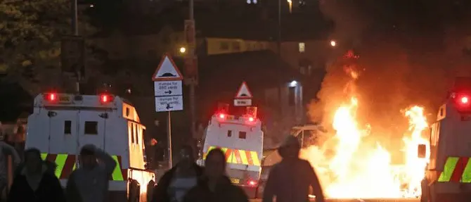 Tensioni in Irlanda, giovane reporter muore durante gli scontri
