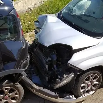 Perde il controllo dell'auto e si schianta contro due vetture: ferito