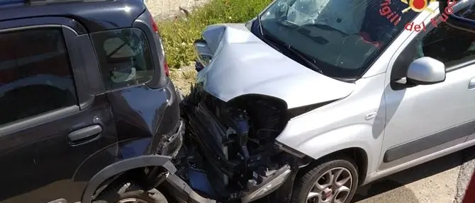 Perde il controllo dell'auto e si schianta contro due vetture: ferito