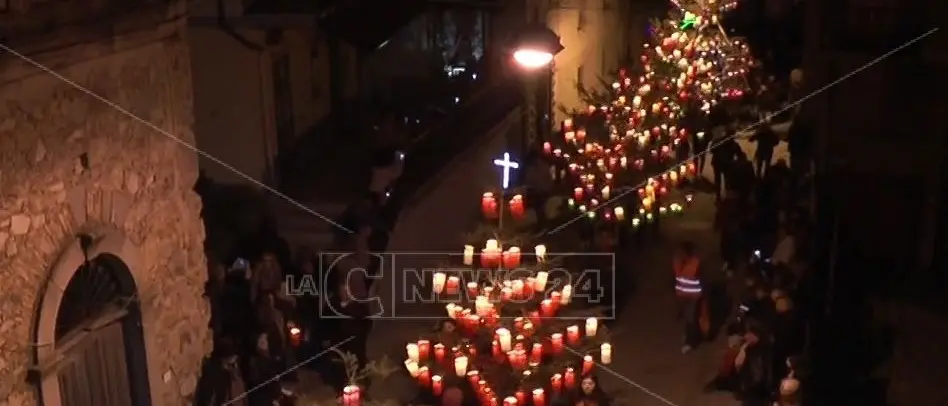 La Naca di Davoli, cinquemila lanterne illuminano la notte del venerdì santo