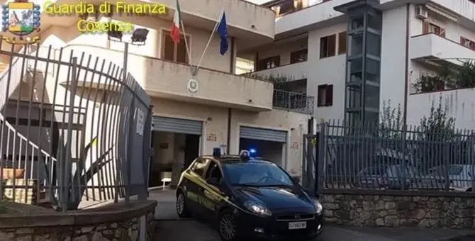 Corruzione a Fuscaldo, il funzionario comunale Fernandez torna il libertà