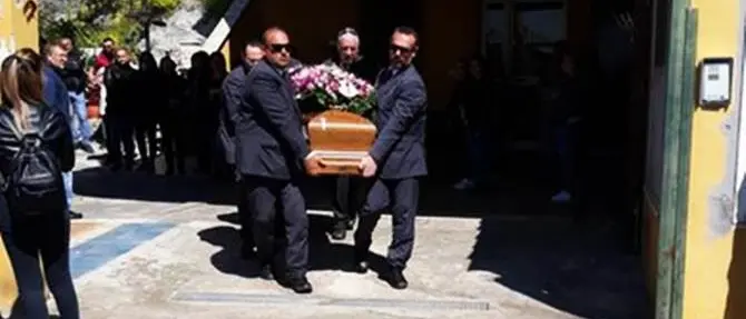 Omicidio a Cassano, l’ultimo addio a Romina. Il vescovo: «Basta violenza»