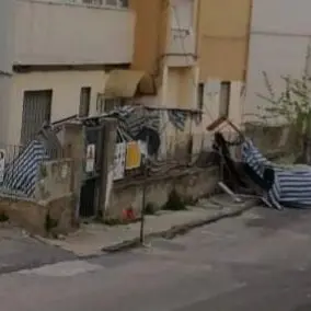 Paura a Tropea, crolla l'impalcatura di una scuola per il forte vento