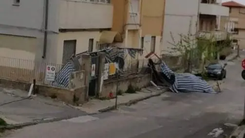 Paura a Tropea, crolla l'impalcatura di una scuola per il forte vento