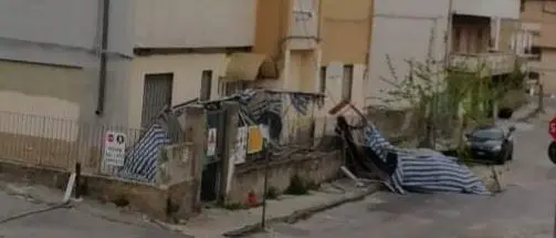 Paura a Tropea, crolla l'impalcatura di una scuola per il forte vento