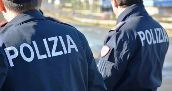 Aggredisce poliziotti con una spranga di ferro, Salvini: «Nessuna tolleranza»